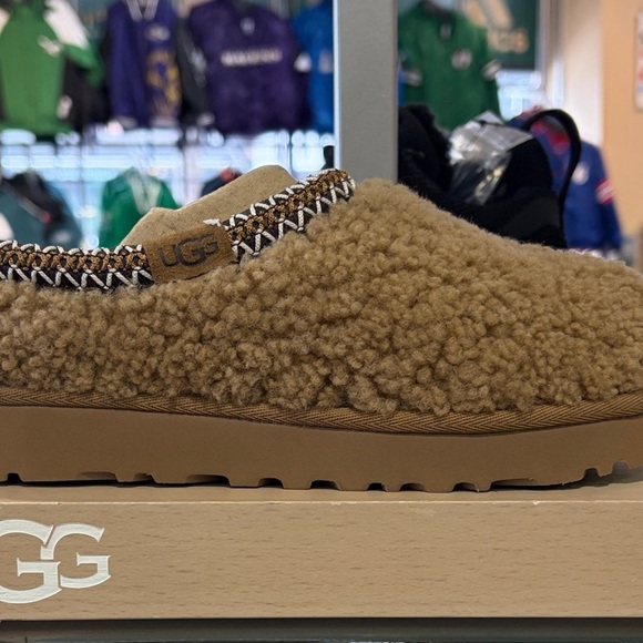 UGG Women’s Maxi Curly Slippers - Picture 1 of 6